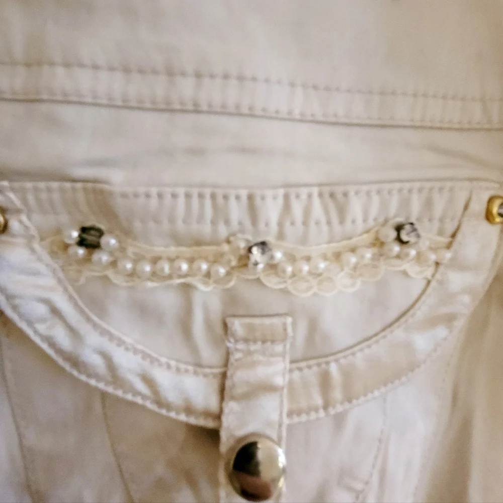Style Brand Winter White Jeweled Size 8 Capris. - Picture 3 of 6